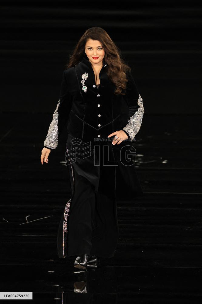 PFW - Le Défilé. Liberté, Egalité, Sororité"You're Worth It" L'Oréal Paris Runway