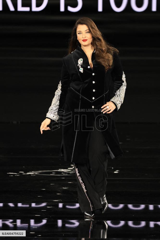 PFW - Le Défilé. Liberté, Egalité, Sororité"You're Worth It" L'Oréal Paris Runway