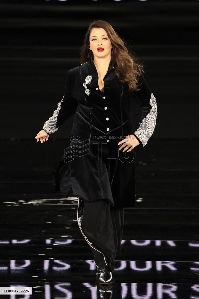PFW - Le Défilé. Liberté, Egalité, Sororité"You're Worth It" L'Oréal Paris Runway