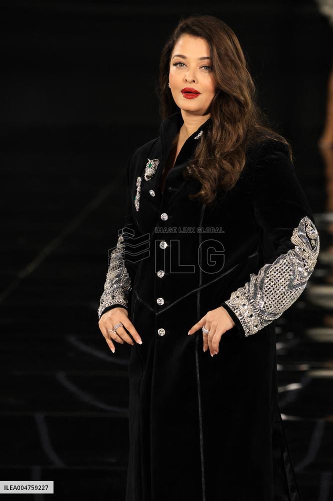 PFW - Le Défilé. Liberté, Egalité, Sororité"You're Worth It" L'Oréal Paris Runway