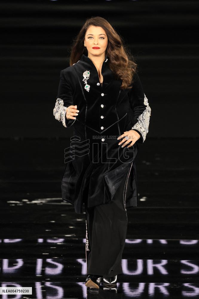 PFW - Le Défilé. Liberté, Egalité, Sororité"You're Worth It" L'Oréal Paris Runway