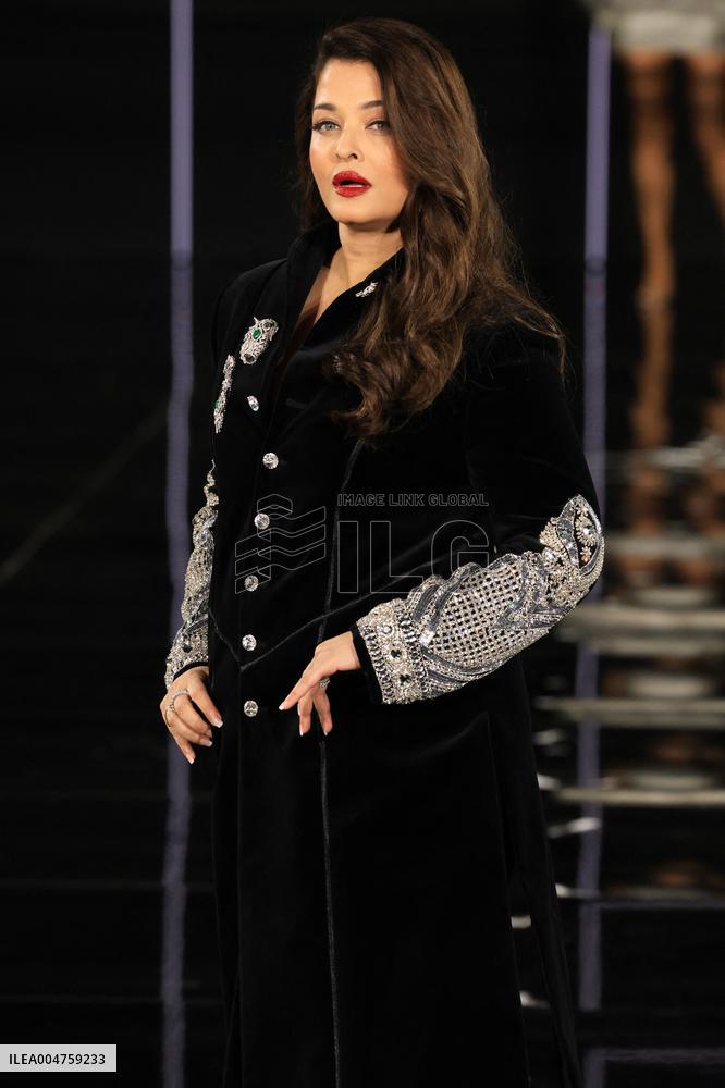 PFW - Le Défilé. Liberté, Egalité, Sororité"You're Worth It" L'Oréal Paris Runway