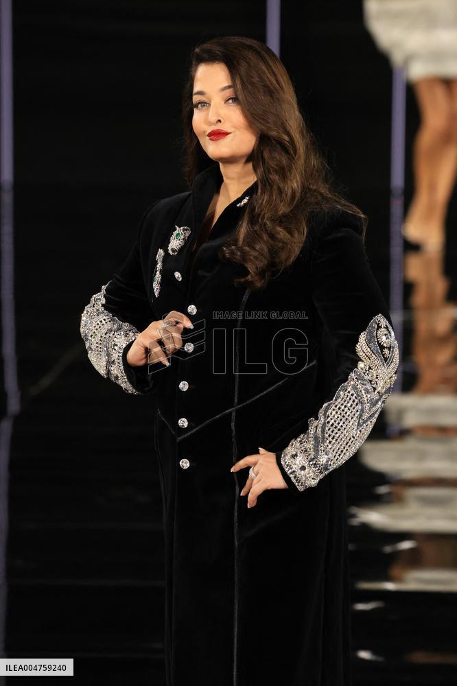 PFW - Le Défilé. Liberté, Egalité, Sororité"You're Worth It" L'Oréal Paris Runway