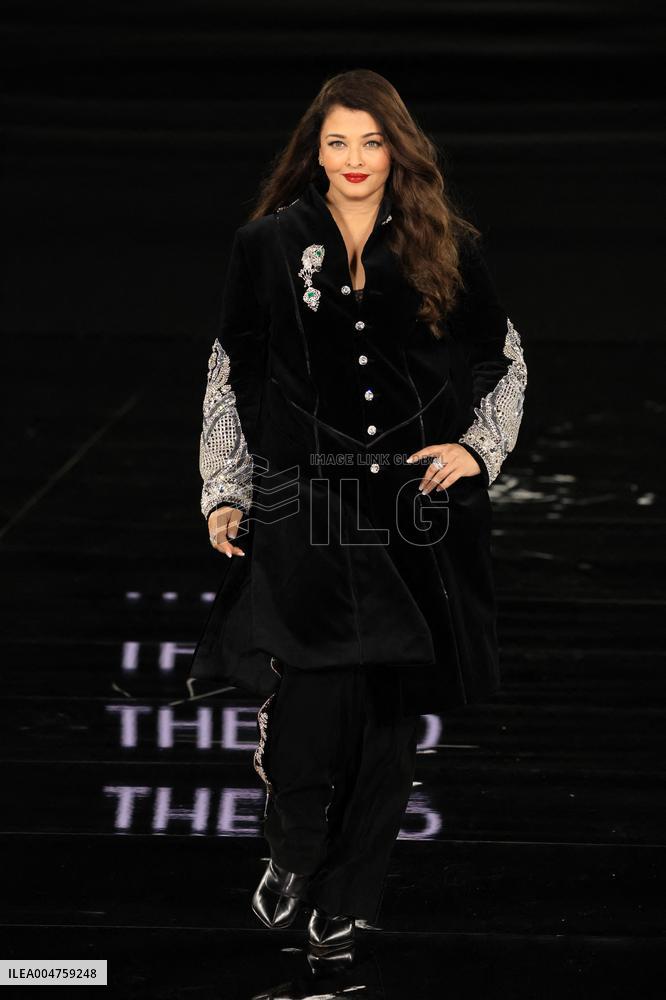 PFW - Le Défilé. Liberté, Egalité, Sororité"You're Worth It" L'Oréal Paris Runway