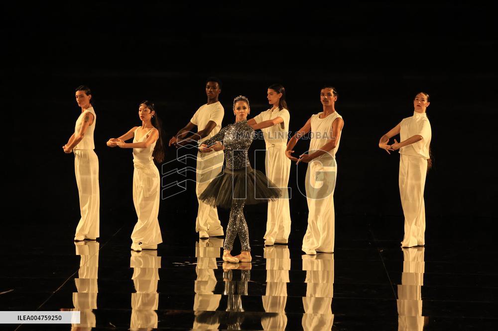 PFW - Le Défilé. Liberté, Egalité, Sororité"You're Worth It" L'Oréal Paris Runway