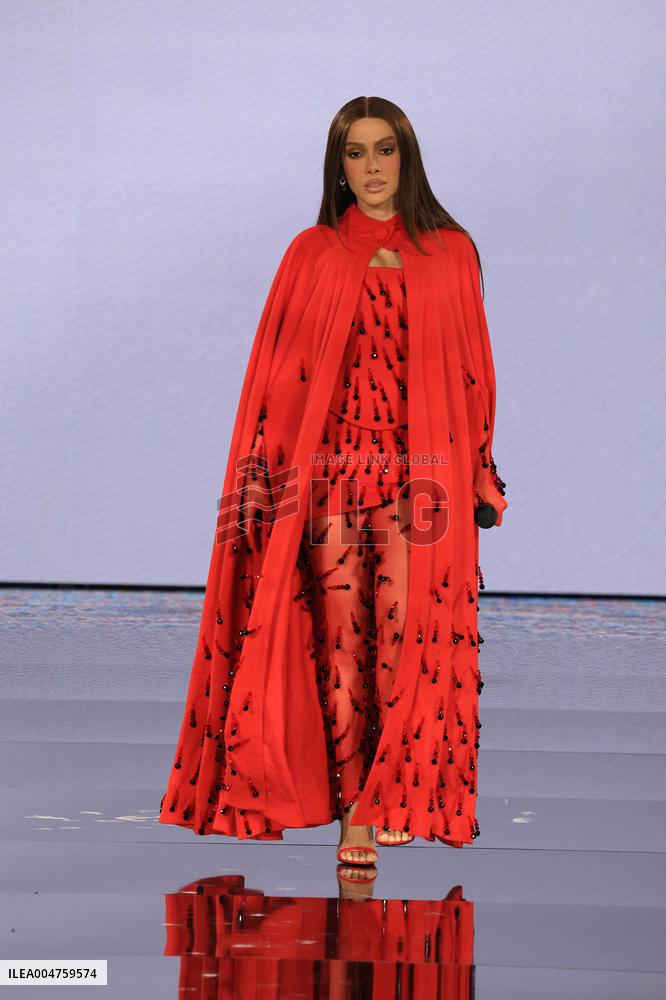 PFW - Le Défilé. Liberté, Egalité, Sororité"You're Worth It" L'Oréal Paris Runway