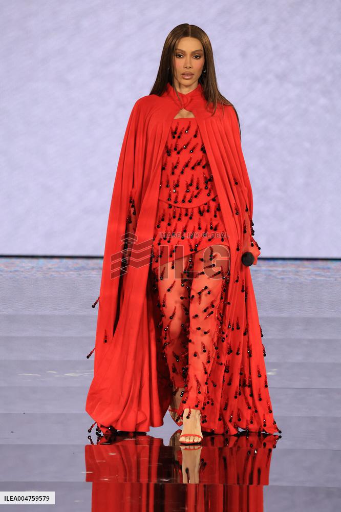 PFW - Le Défilé. Liberté, Egalité, Sororité"You're Worth It" L'Oréal Paris Runway