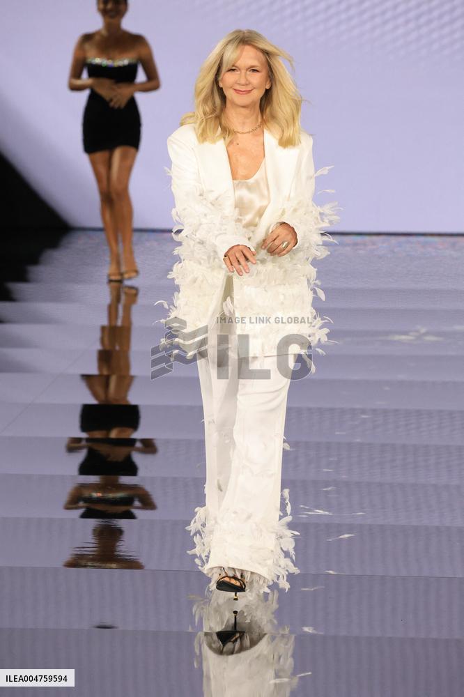 PFW - Le Défilé. Liberté, Egalité, Sororité"You're Worth It" L'Oréal Paris Runway