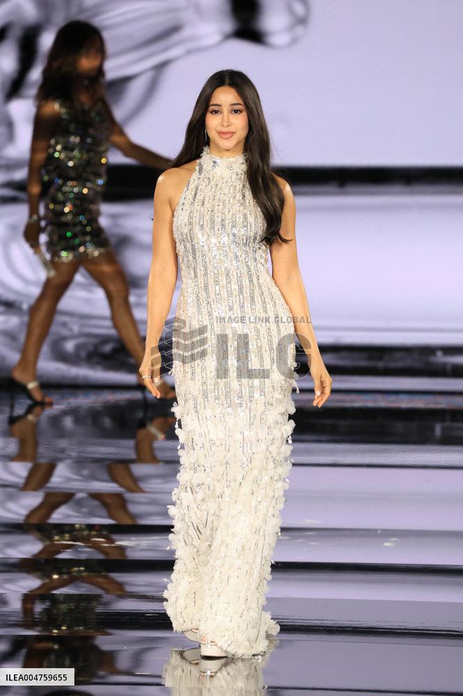 PFW - Le Défilé. Liberté, Egalité, Sororité"You're Worth It" L'Oréal Paris Runway