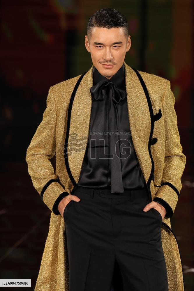 PFW - Le Défilé. Liberté, Egalité, Sororité"You're Worth It" L'Oréal Paris Runway