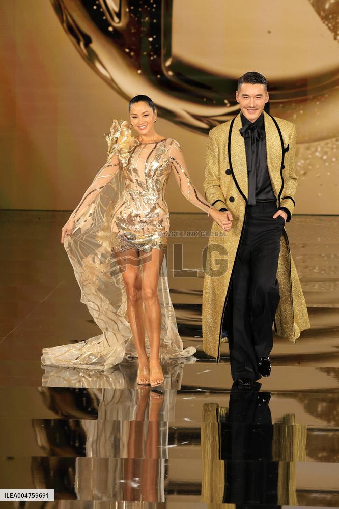 PFW - Le Défilé. Liberté, Egalité, Sororité"You're Worth It" L'Oréal Paris Runway