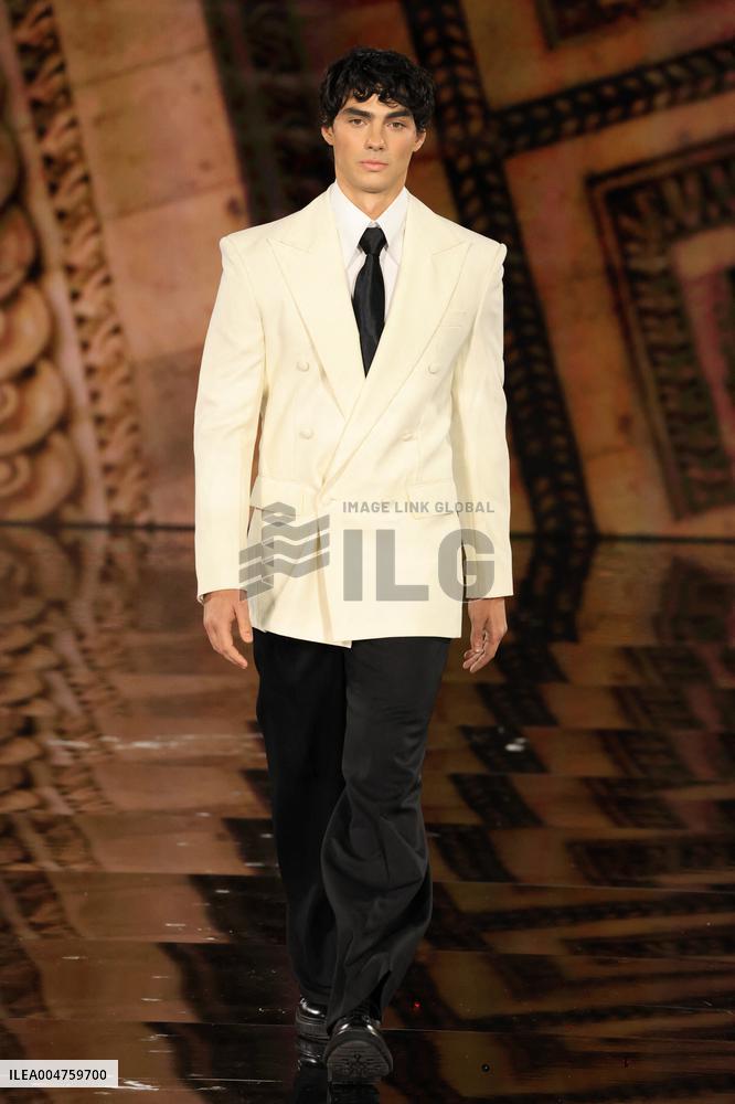 PFW - Le Défilé. Liberté, Egalité, Sororité"You're Worth It" L'Oréal Paris Runway