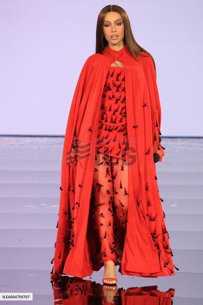 PFW - Le Défilé. Liberté, Egalité, Sororité"You're Worth It" L'Oréal Paris Runway