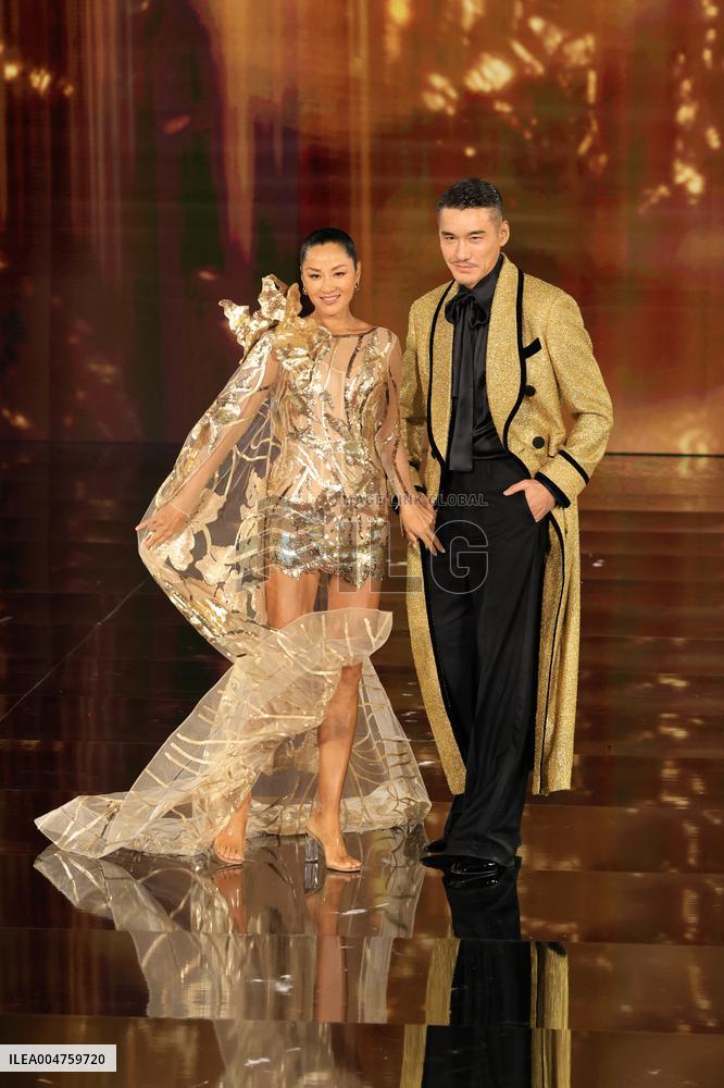 PFW - Le Défilé. Liberté, Egalité, Sororité"You're Worth It" L'Oréal Paris Runway