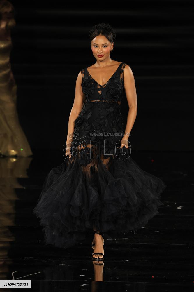 PFW - Le Défilé. Liberté, Egalité, Sororité"You're Worth It" L'Oréal Paris Runway