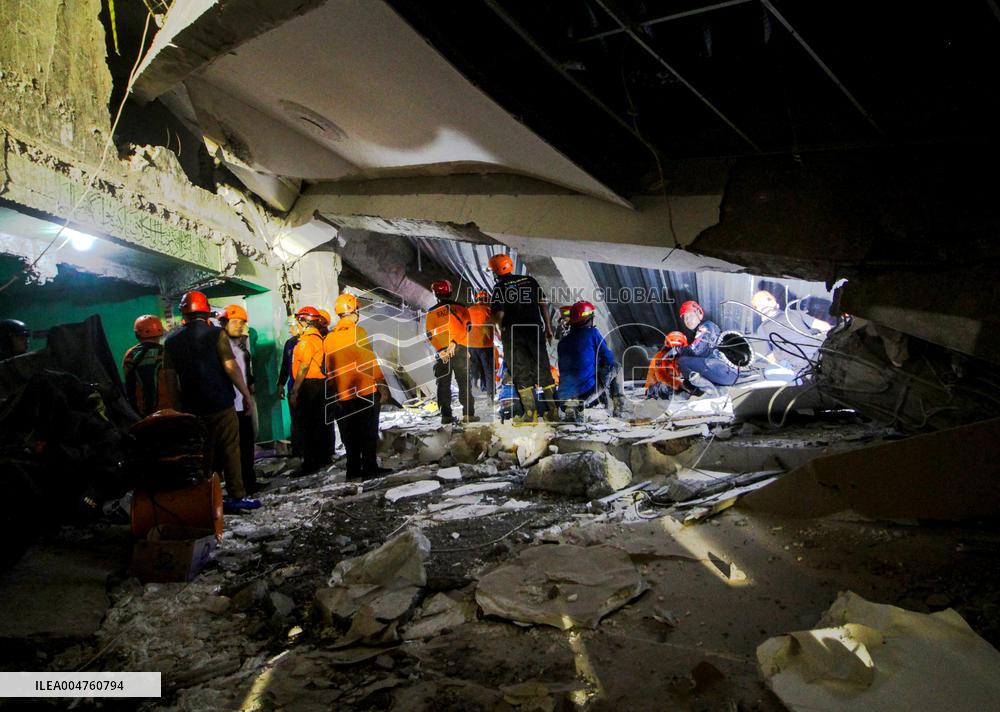 School Collapse Leaves One Student Dead, 38 Missing - Indonesia