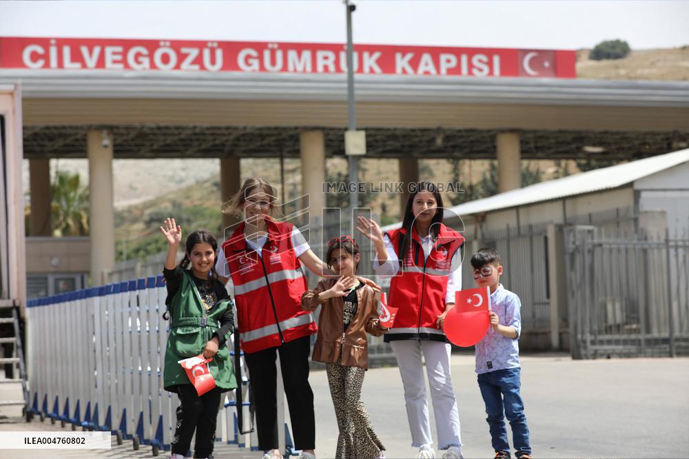 More Syrians Return Home from Turkey