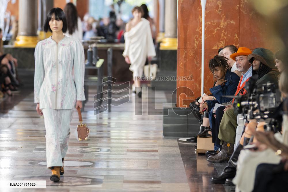 PFW - Louis Vuitton Front Row