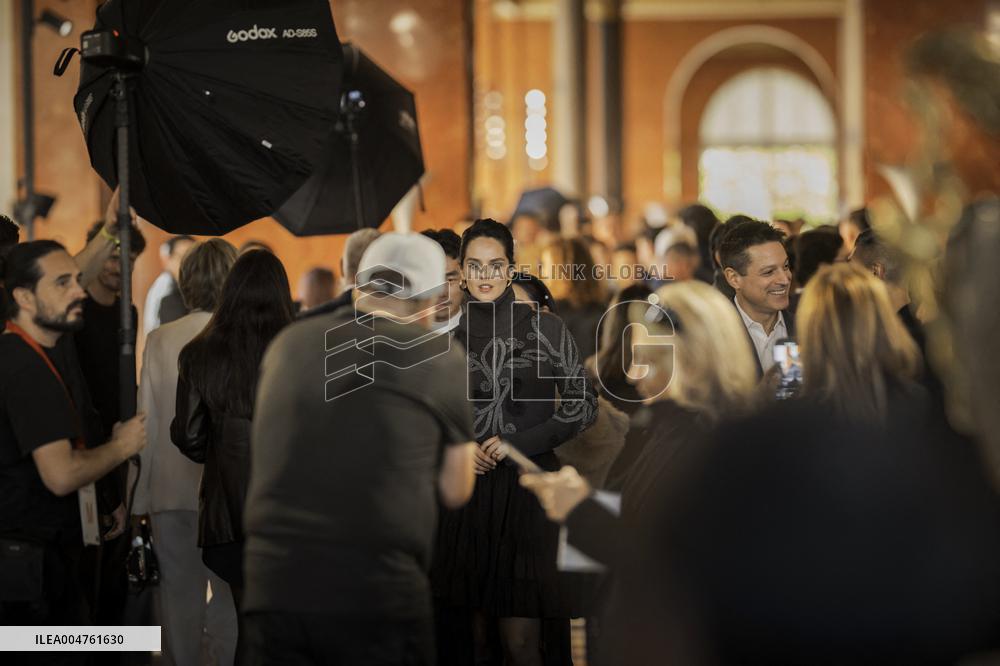 PFW - Louis Vuitton Front Row