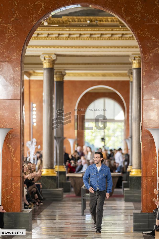 PFW - Louis Vuitton Runway