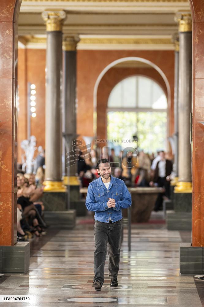 PFW - Louis Vuitton Runway