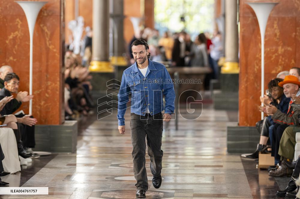 PFW - Louis Vuitton Runway