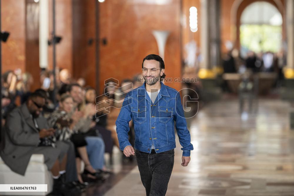 PFW - Louis Vuitton Runway