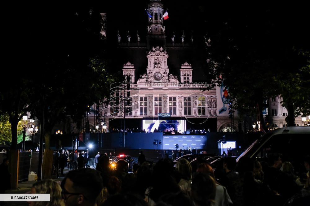 PFW - Outside Atmosphere Of L'Oreal Show