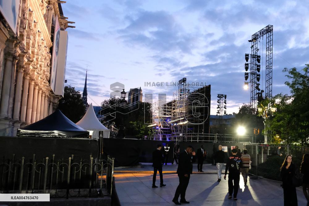 PFW - Outside Atmosphere Of L'Oreal Show