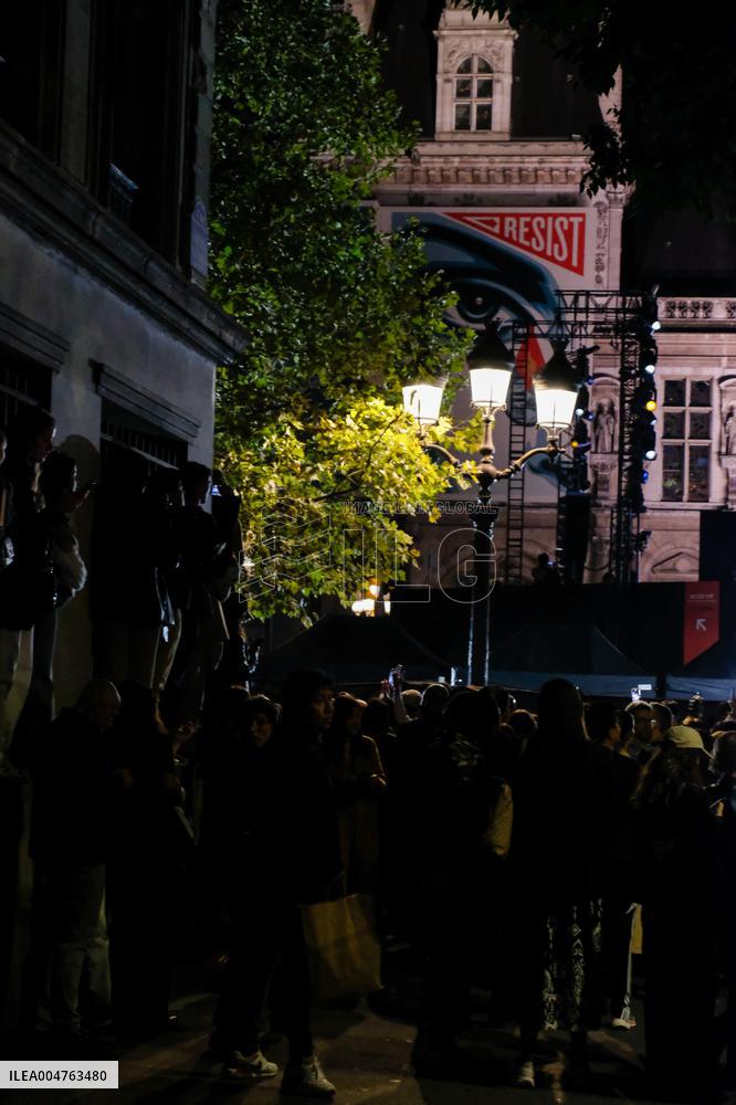 PFW - Outside Atmosphere Of L'Oreal Show