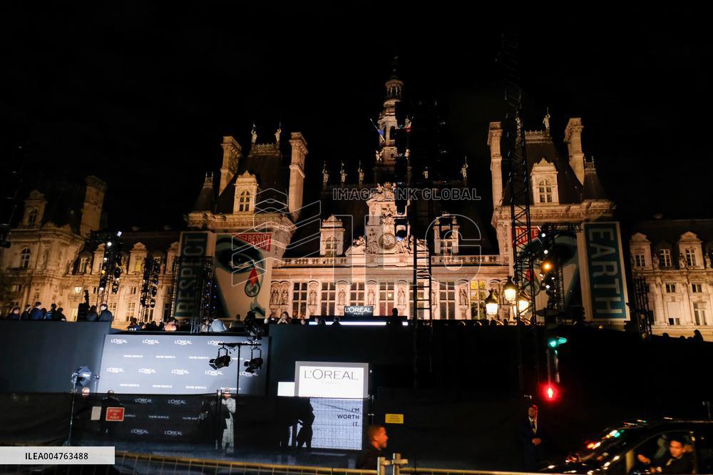 PFW - Outside Atmosphere Of L'Oreal Show