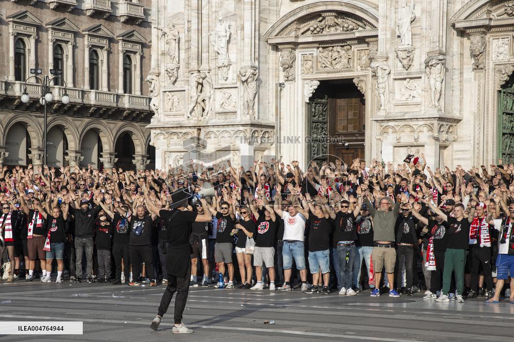 Slavia Prague Fans In Piazza Duomo Milan - Italy