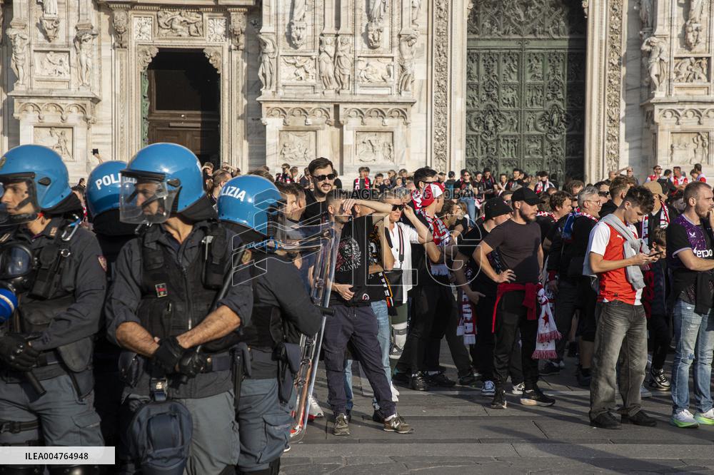 Slavia Prague Fans In Piazza Duomo Milan - Italy