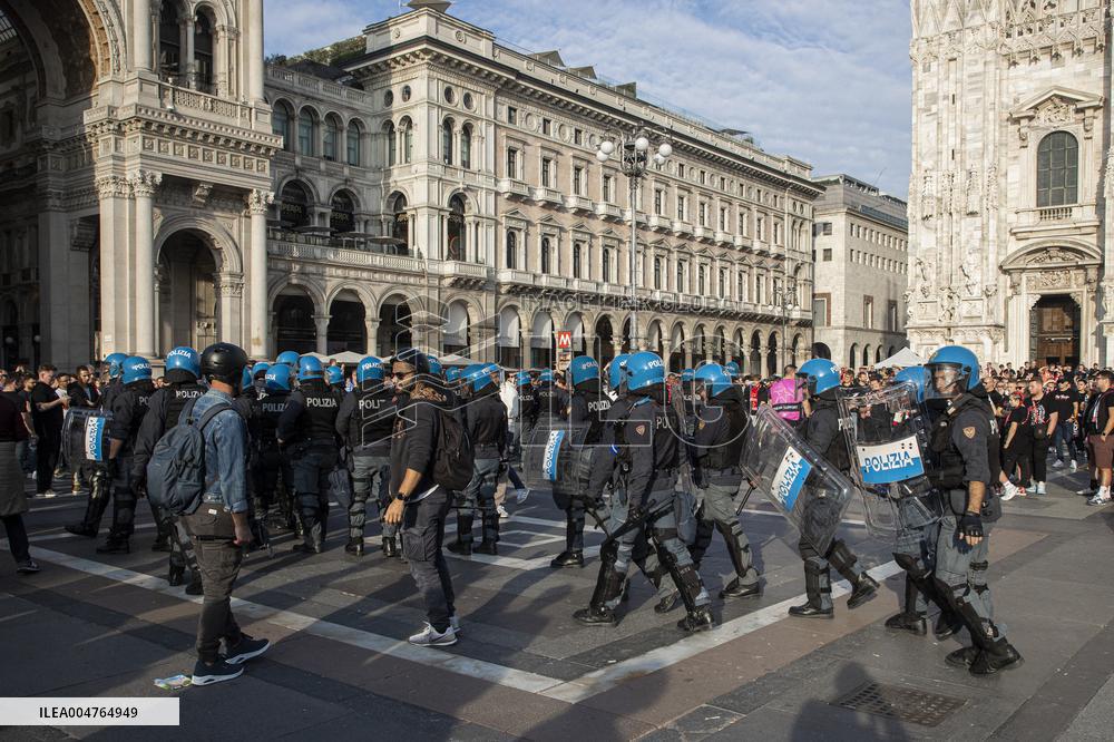 Slavia Prague Fans In Piazza Duomo Milan - Italy