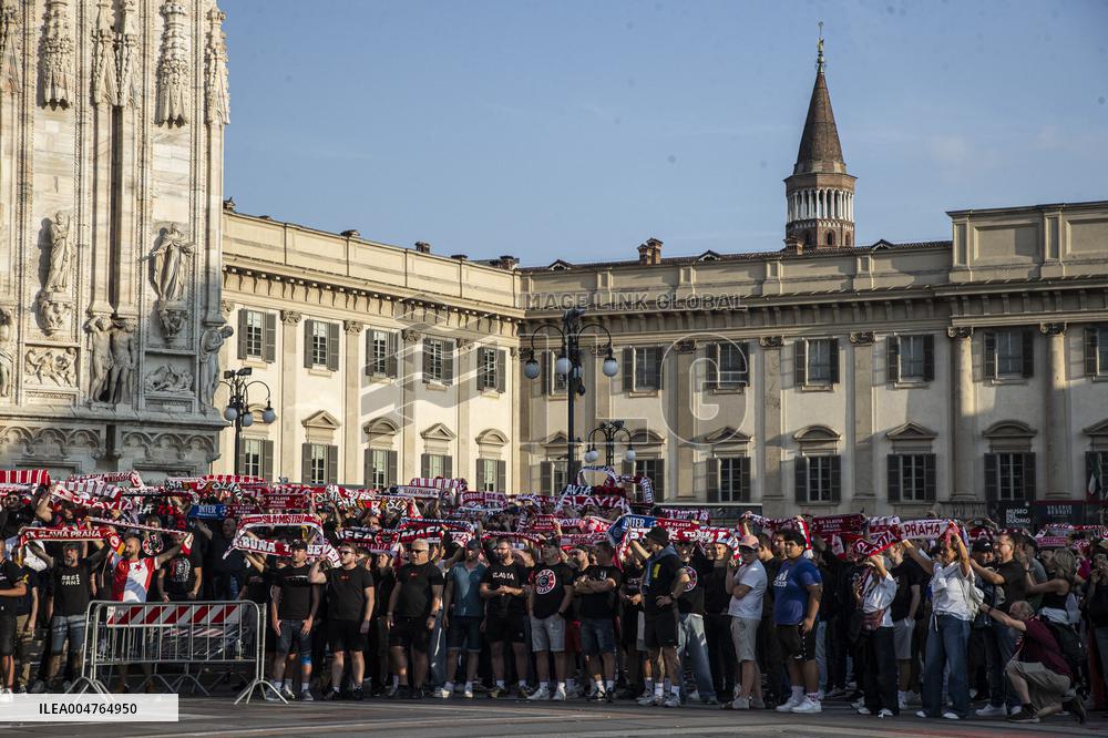 Slavia Prague Fans In Piazza Duomo Milan - Italy