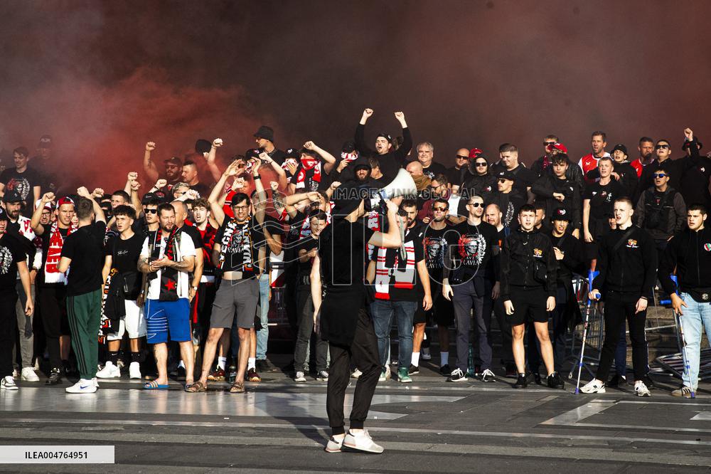 Slavia Prague Fans In Piazza Duomo Milan - Italy