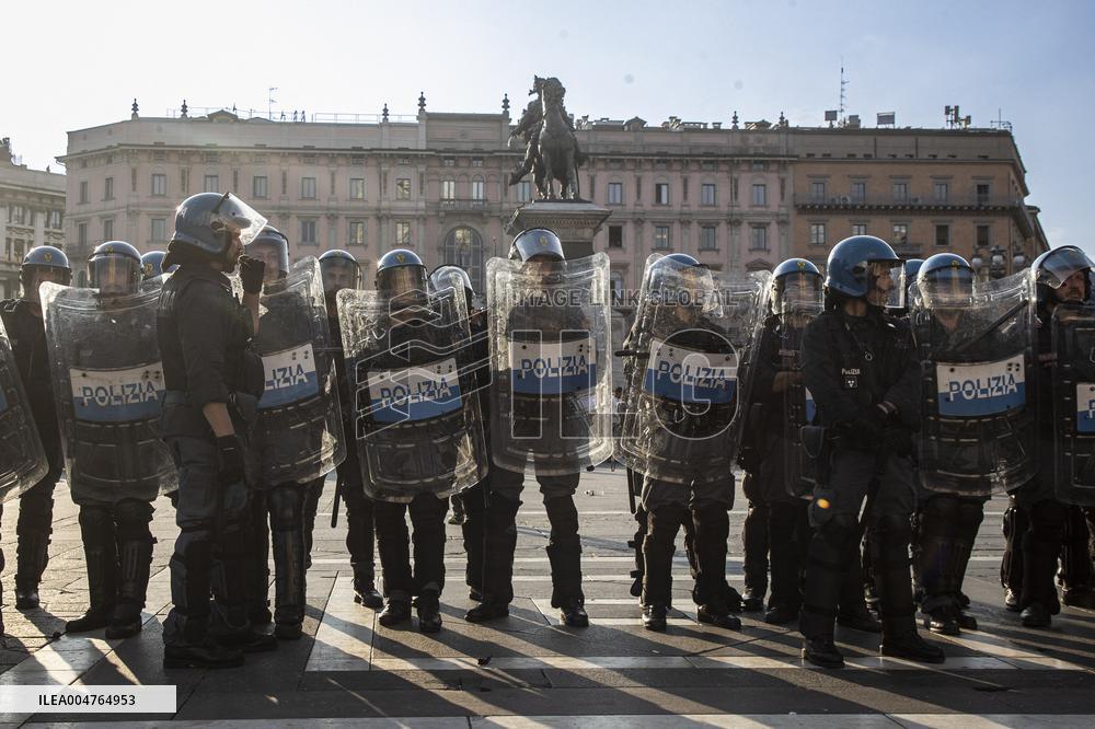 Slavia Prague Fans In Piazza Duomo Milan - Italy