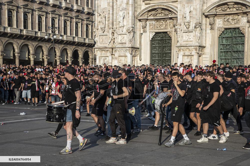 Slavia Prague Fans In Piazza Duomo Milan - Italy