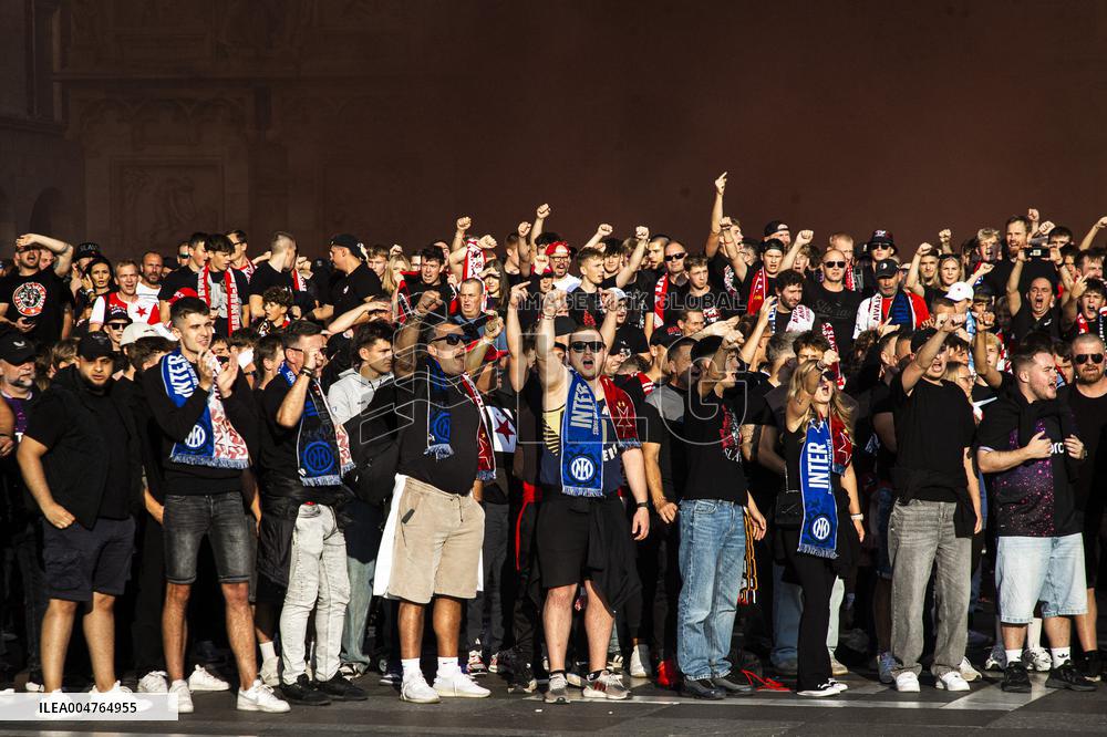 Slavia Prague Fans In Piazza Duomo Milan - Italy