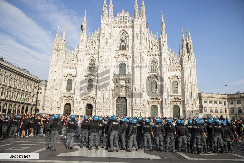 Slavia Prague Fans In Piazza Duomo Milan - Italy