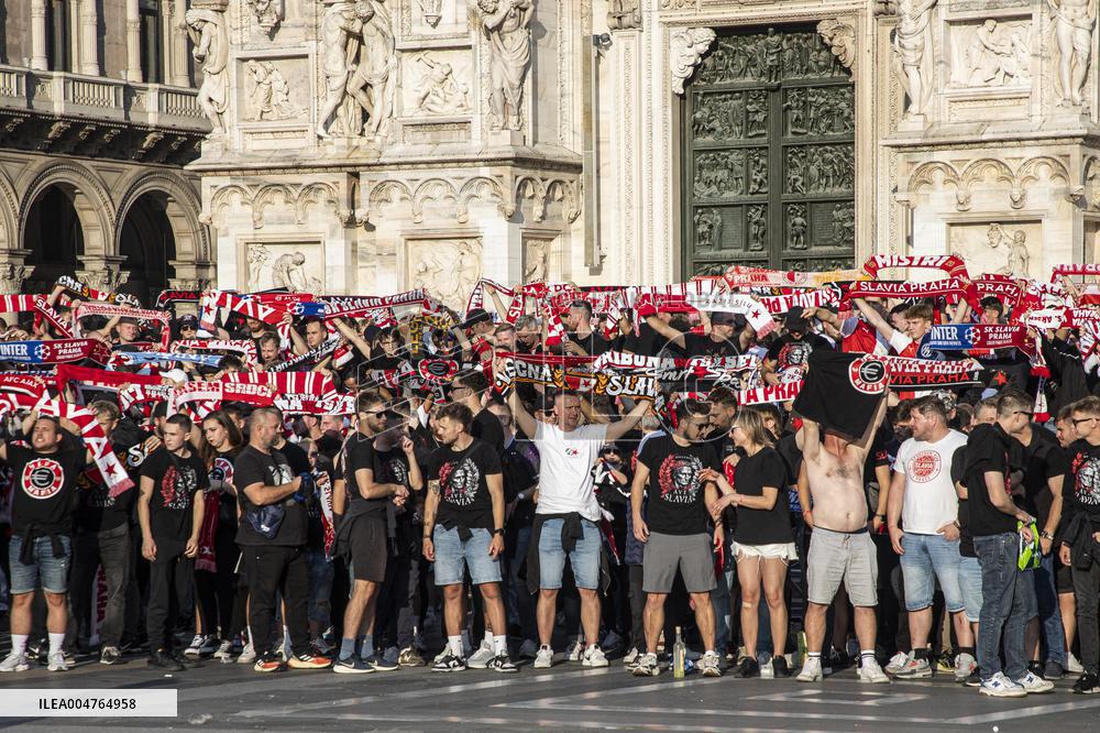 Slavia Prague Fans In Piazza Duomo Milan - Italy
