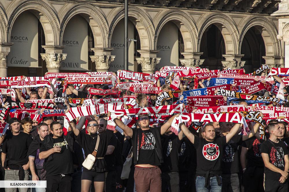 Slavia Prague Fans In Piazza Duomo Milan - Italy