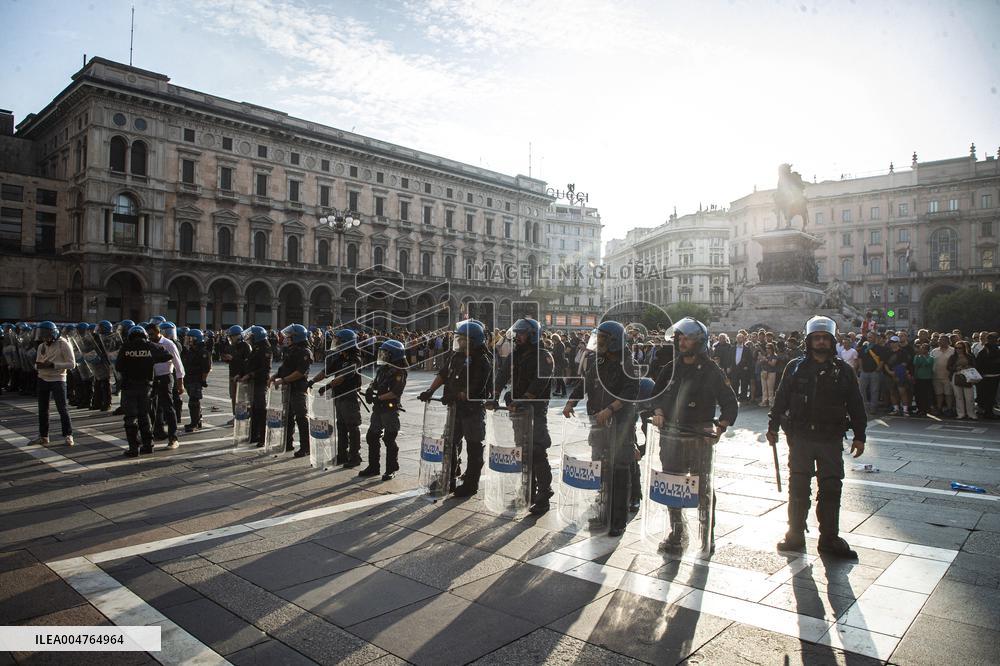 Slavia Prague Fans In Piazza Duomo Milan - Italy