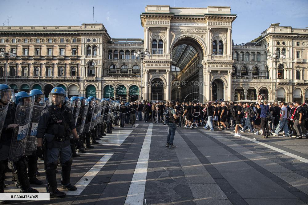 Slavia Prague Fans In Piazza Duomo Milan - Italy