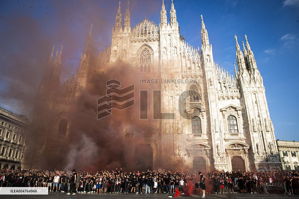 Slavia Prague Fans In Piazza Duomo Milan - Italy