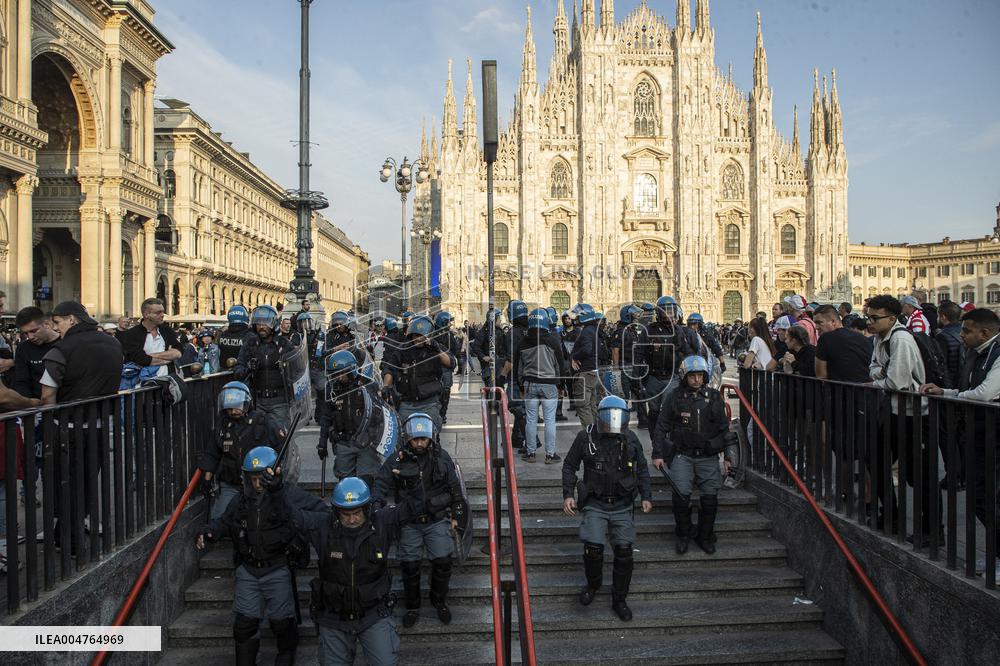 Slavia Prague Fans In Piazza Duomo Milan - Italy