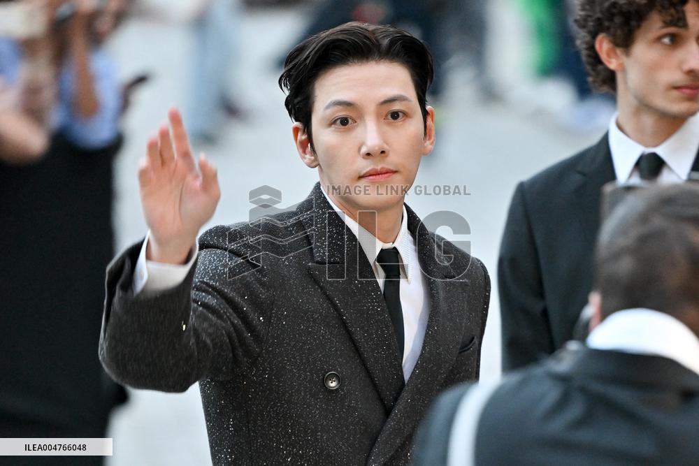 PFW Tom Ford Outside Arrivals