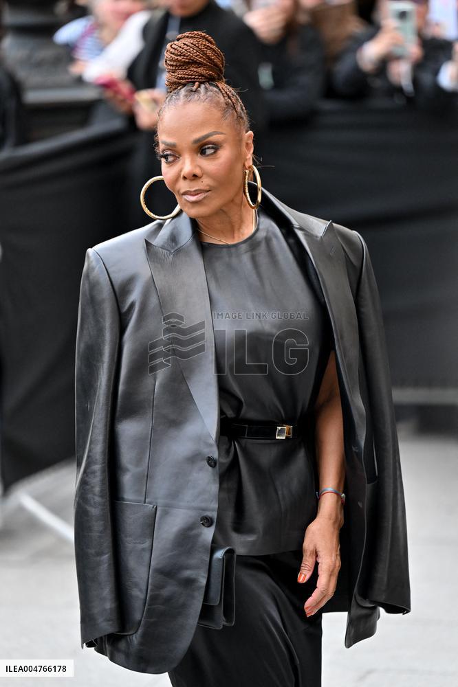 PFW Tom Ford Outside Arrivals