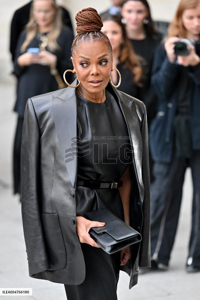 PFW Tom Ford Outside Arrivals