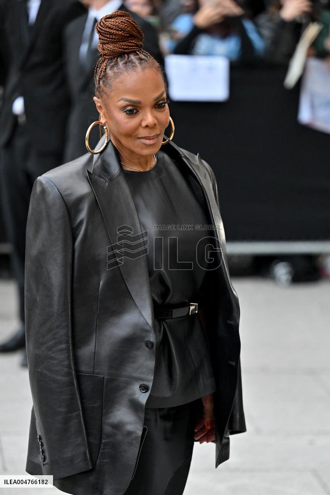 PFW Tom Ford Outside Arrivals